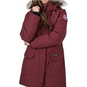 Selling a maroon size M Canada Goose